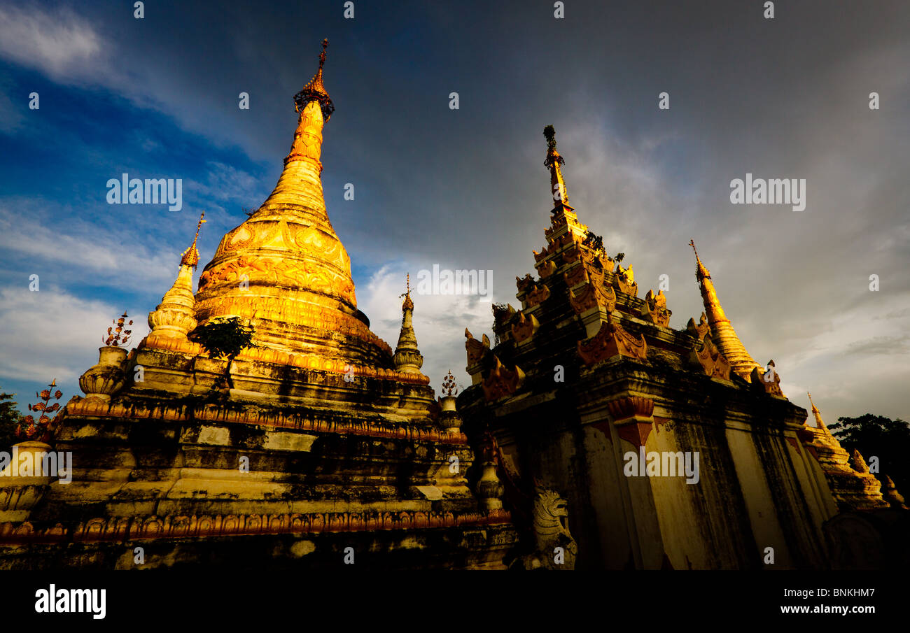 Les pagodes d'or à une lumière près d'Inwa (AWA) , Myanmar Banque D'Images