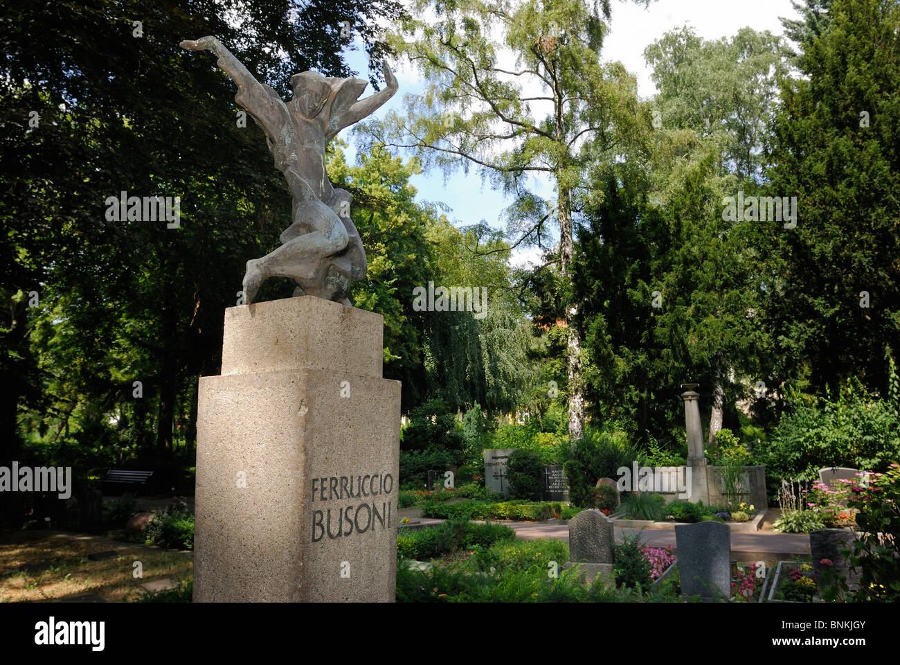 Tombe de Georg Kolbe de Ferruccio Busoni, compositeur et chef d'orchestre, Friedhof Stubenrauchstrasse, Schöneberg, Berlin, Allemagne. Banque D'Images