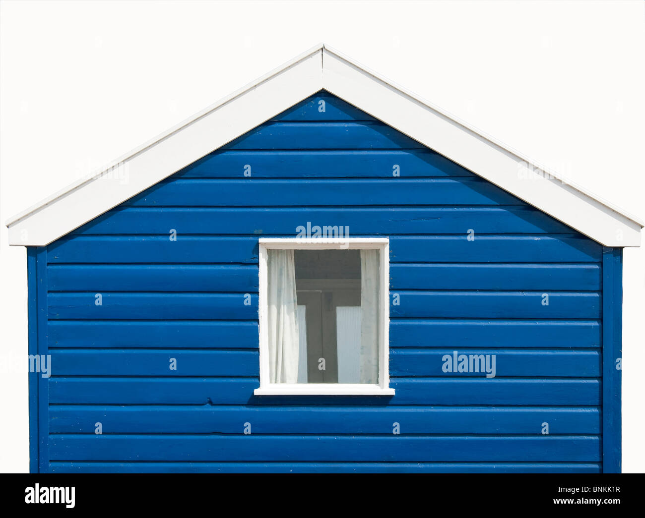 Couleur blanc bleu isolé Cabane de plage à la plage de Southwold, en Angleterre. Banque D'Images