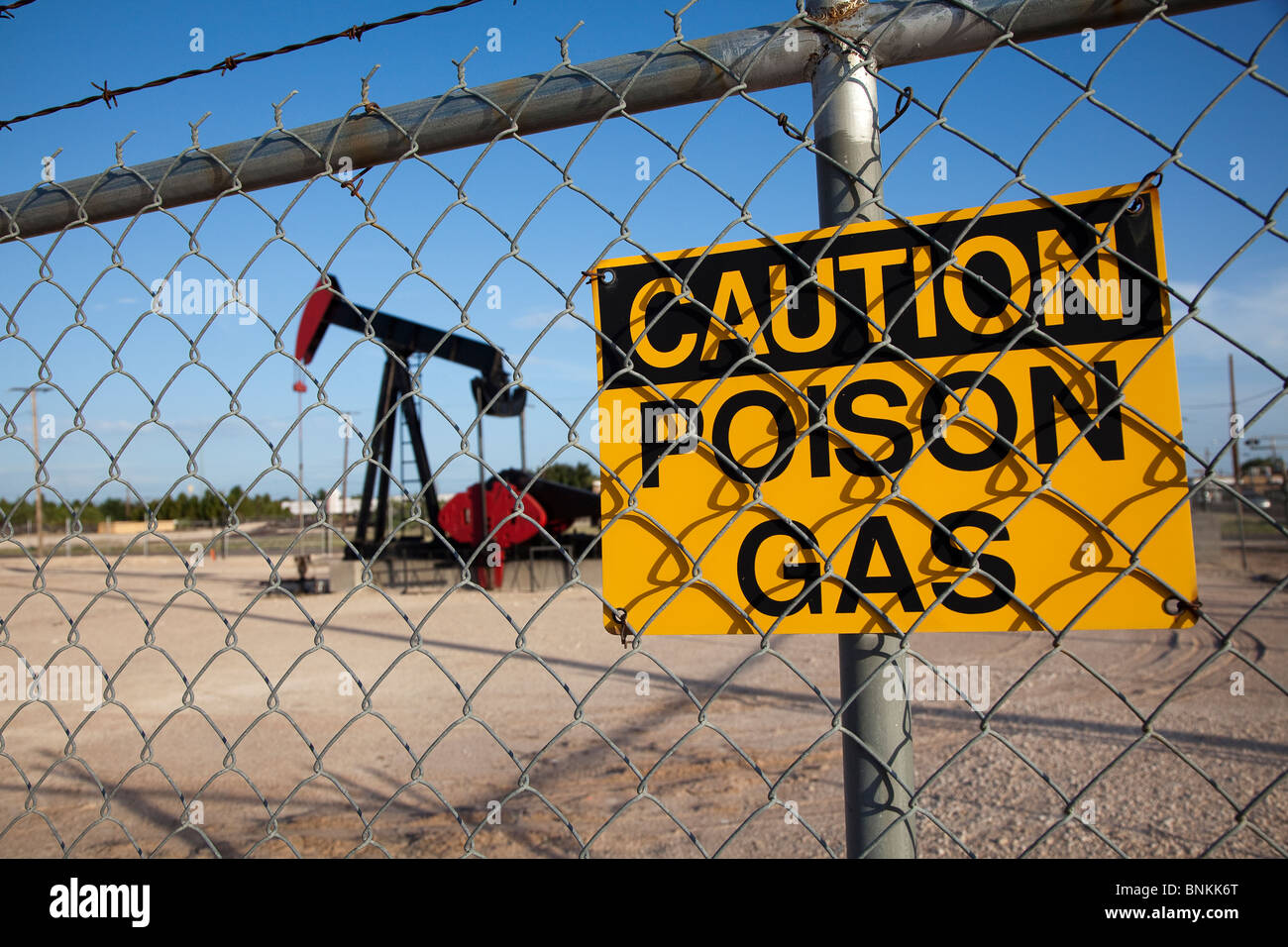 Attention Poison Gas sign on clôture autour de la tête de pompe à huile jenny Monahan Texas USA Banque D'Images