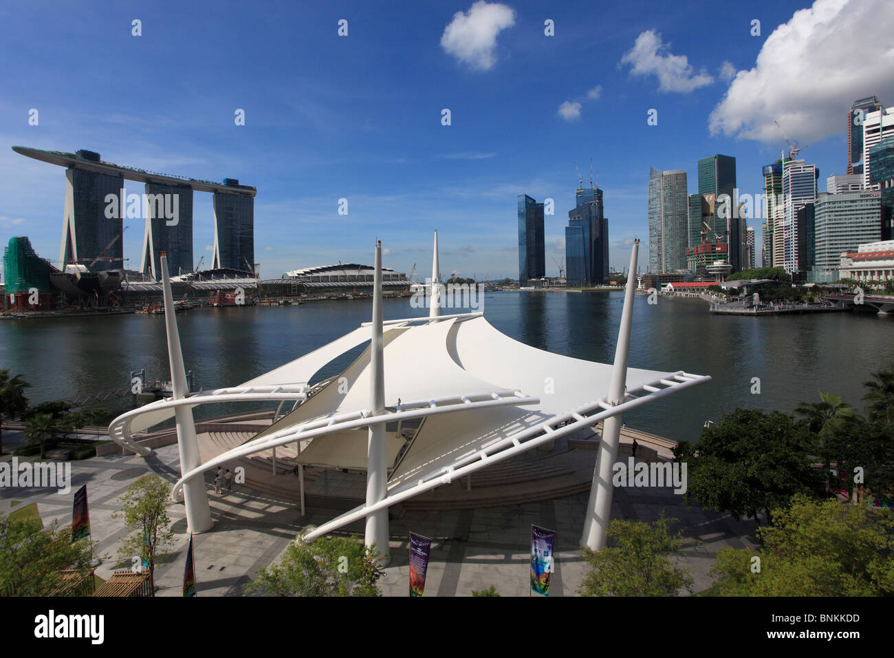 Singapour, Marina Sands Resort dans la construction, les toits de la ville vu de l'Esplanade Banque D'Images