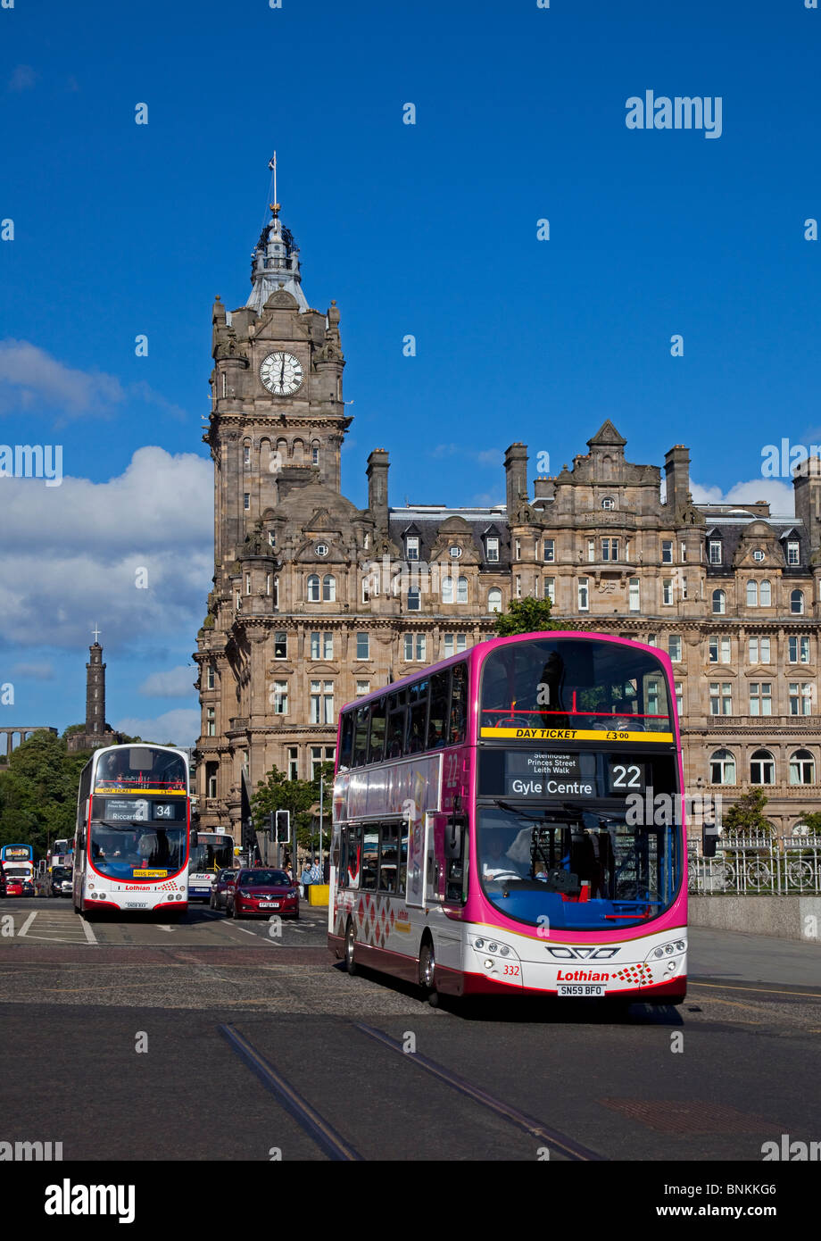 Les bus Lothian sur Princes Street à l'extérieur de l'Hôtel Balmoral Edinburgh Scotland UK Europe Banque D'Images