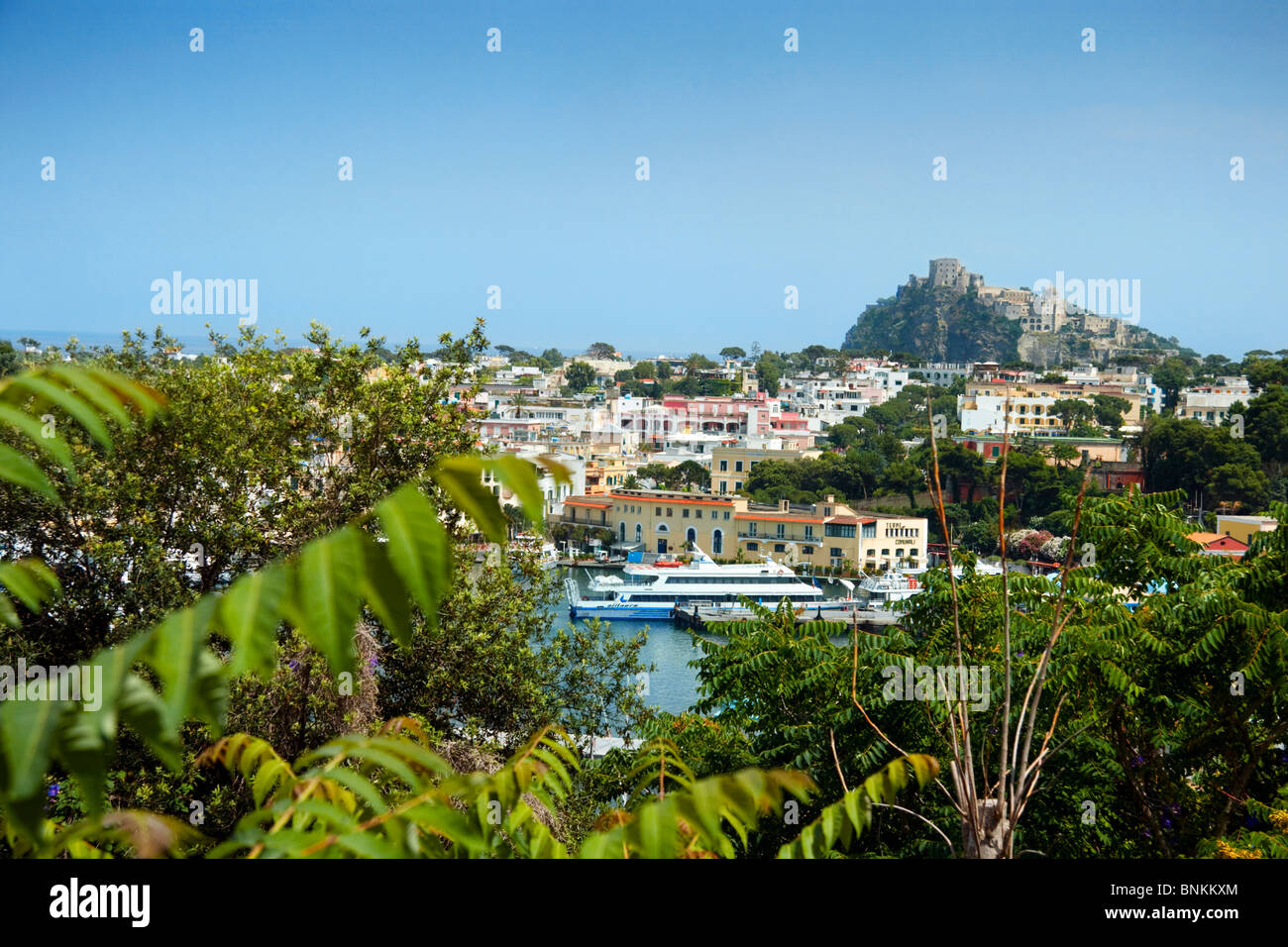 Vue sur port d'Ischia et Castello Aragonese, Banque D'Images