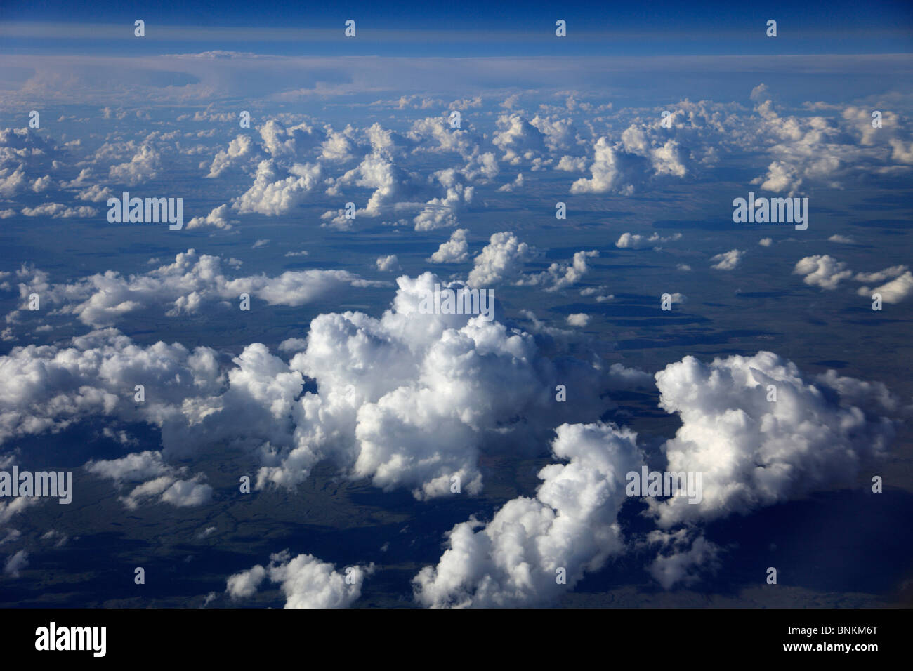 Canada, les Prairies, les nuages blancs et ciel, vue aérienne, Banque D'Images