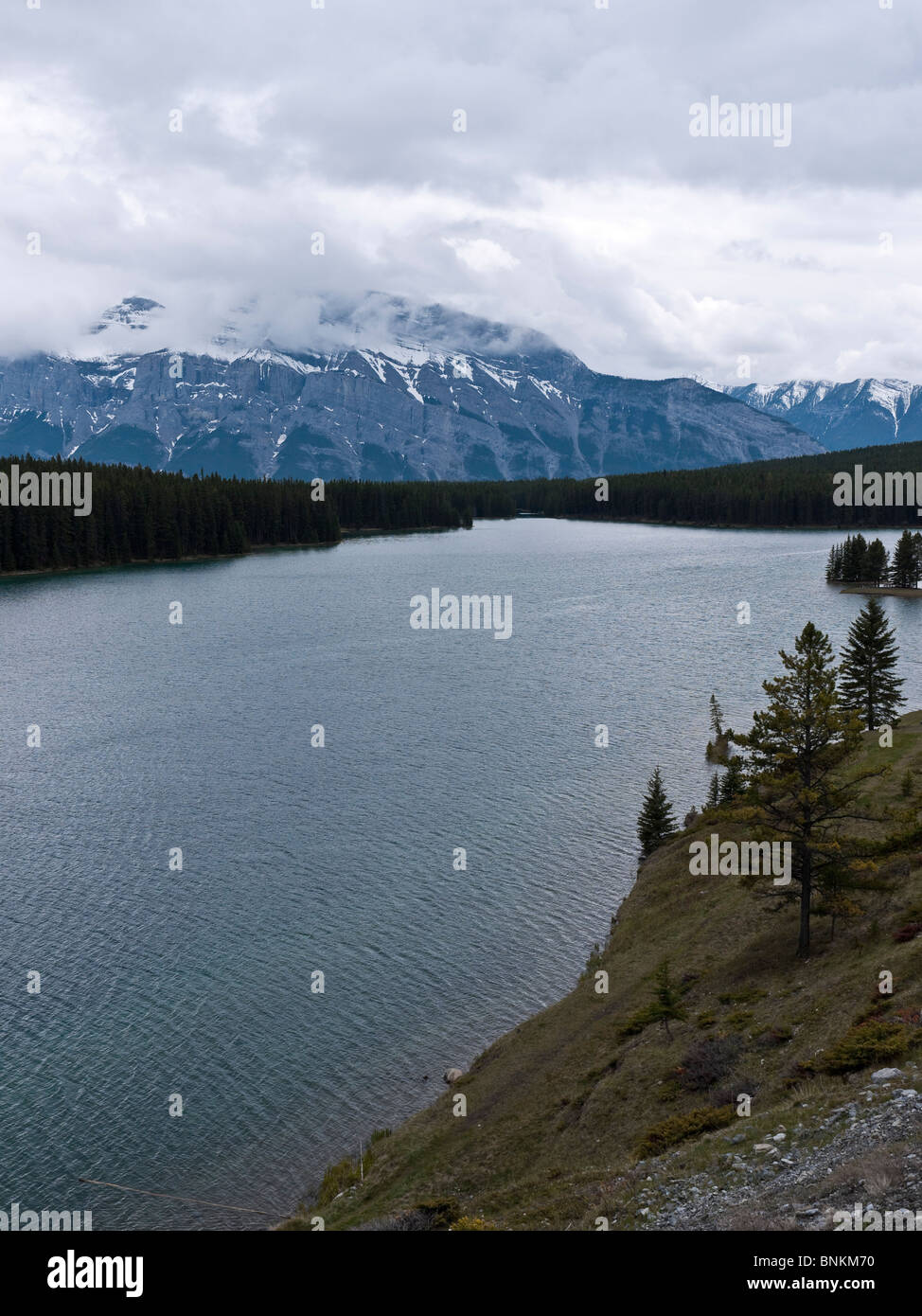 Le lac Two Jack sur le lac Minnewanka Road avec le Mont Rundle 2948m en arrière-plan. Pn Banff Canada Banque D'Images