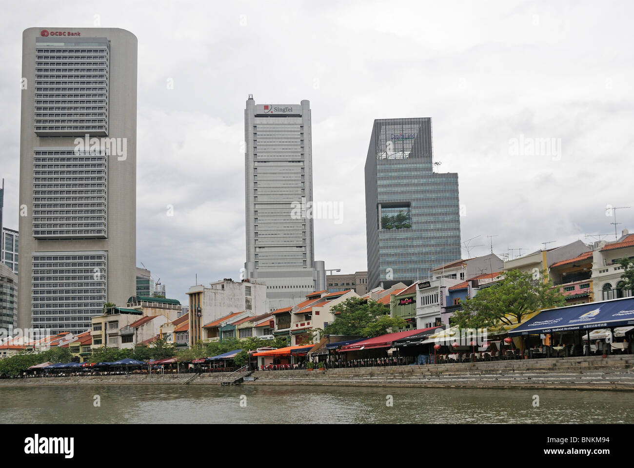 Skyline de Singapour avec de petites maisons traditionnelles avec de grands sky scrapers Banque D'Images