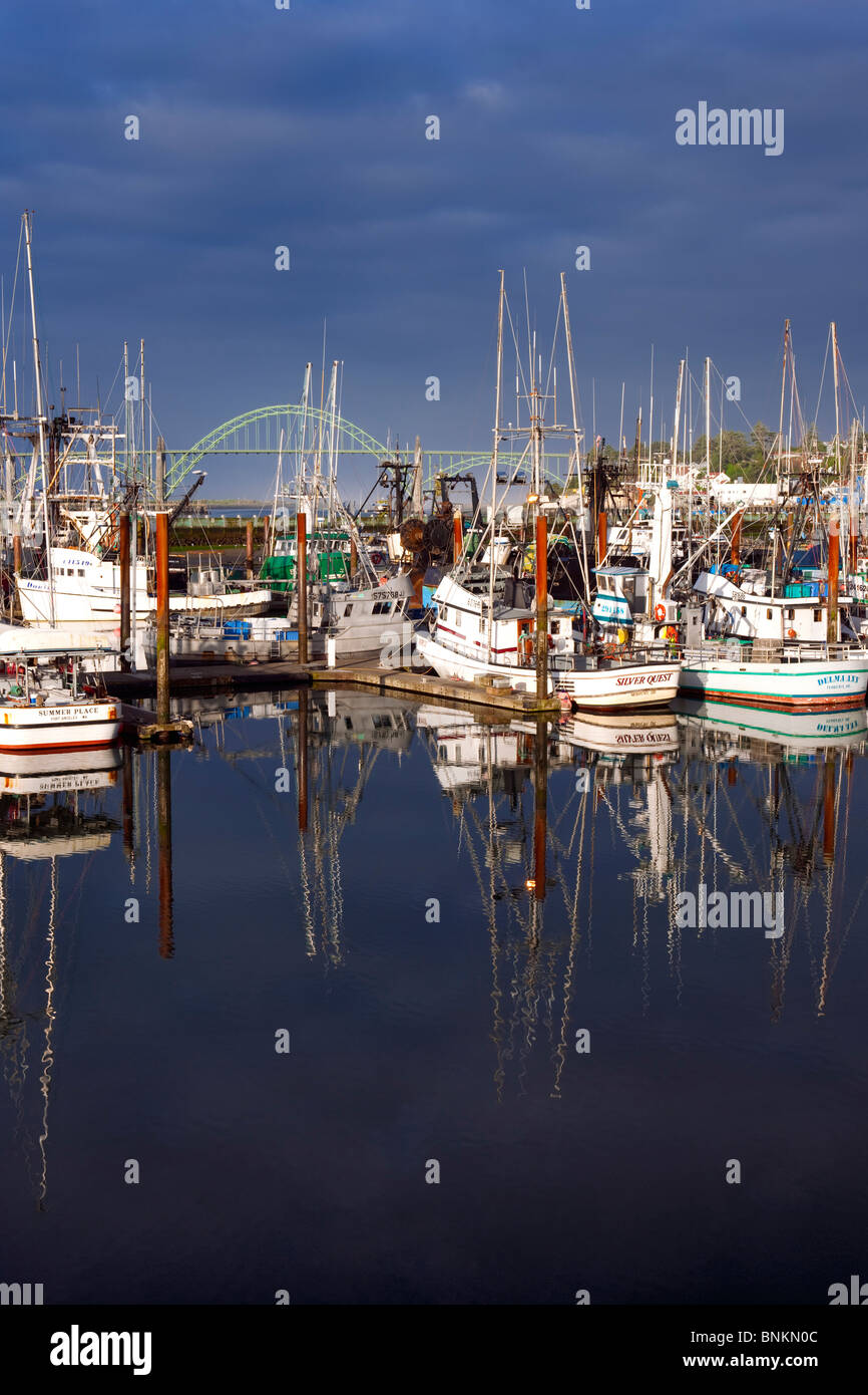 Tôt le matin, reflet de la flotte de pêche avec Newport Oregon's Yaquina Bay Bridge. Banque D'Images