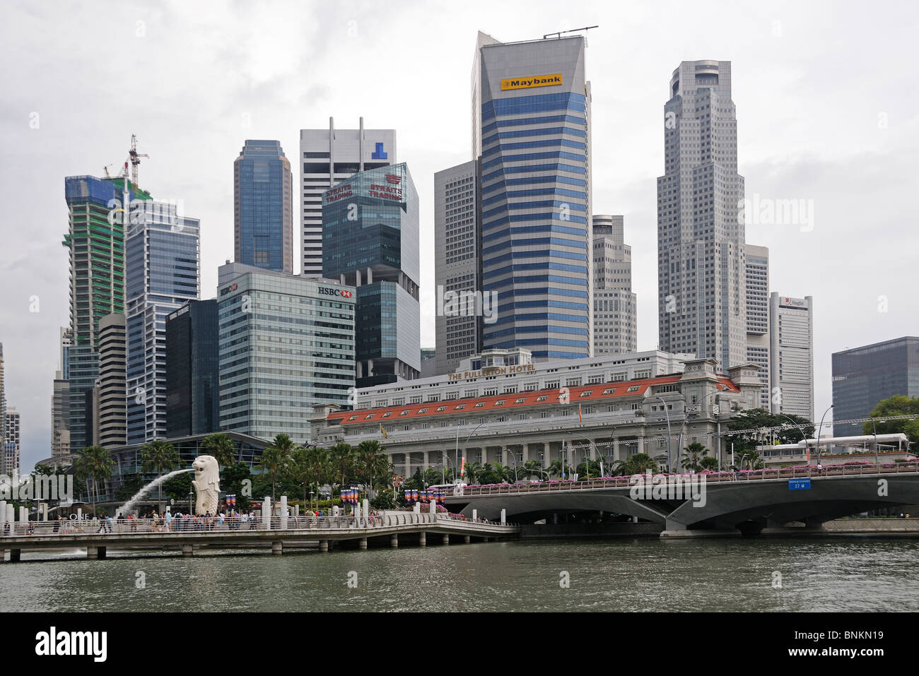 Statue du Merlion Singapour avec Skyline Banque D'Images