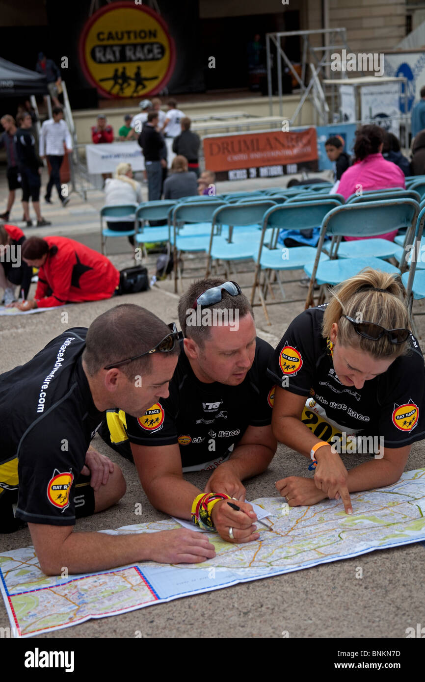 Homme Femme Rat Race concurrents examiner route carte, Edinburgh Scotland UK Europe Banque D'Images