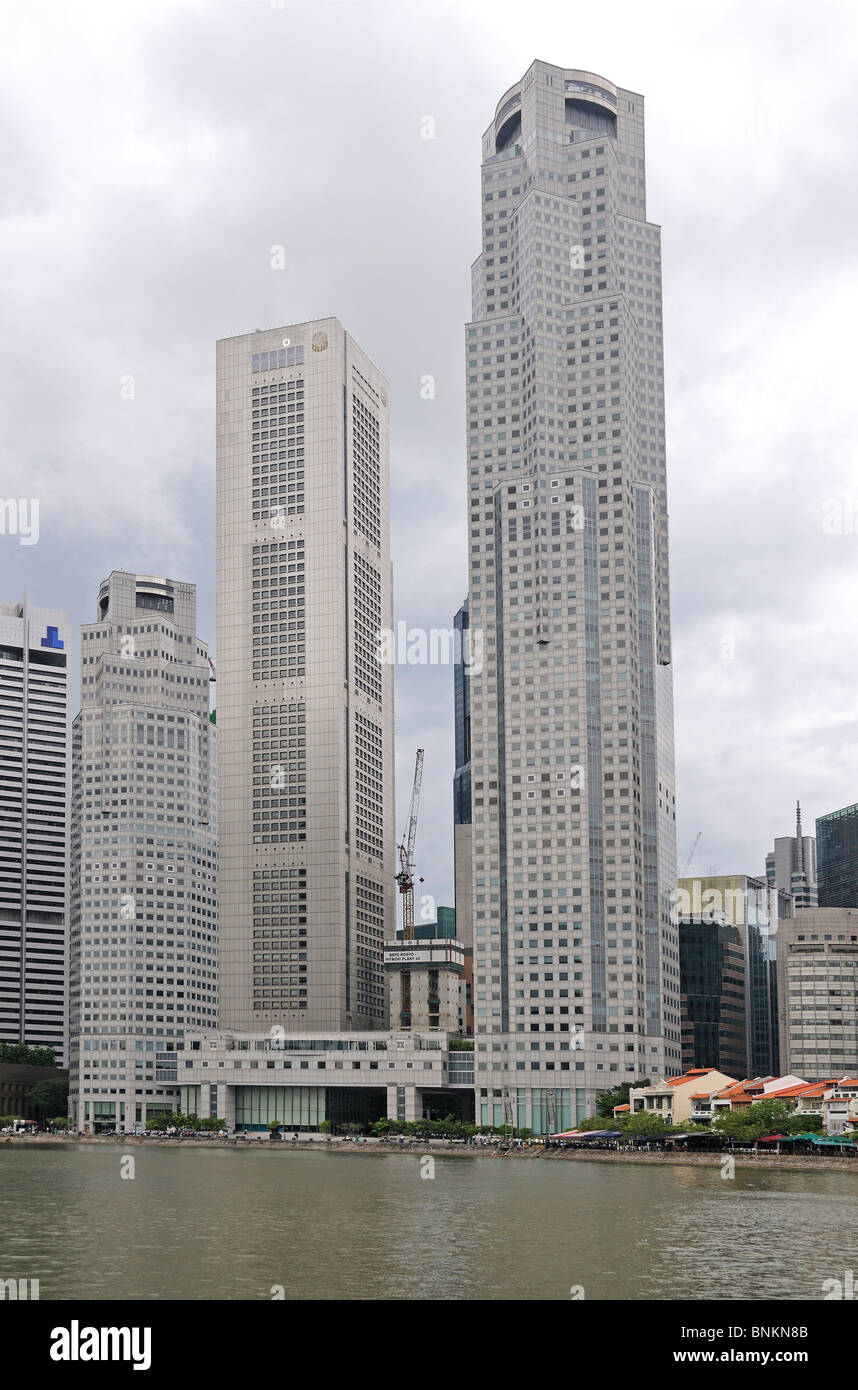 Skyline de Singapour avec de petites maisons traditionnelles avec de grands sky scrapers Banque D'Images