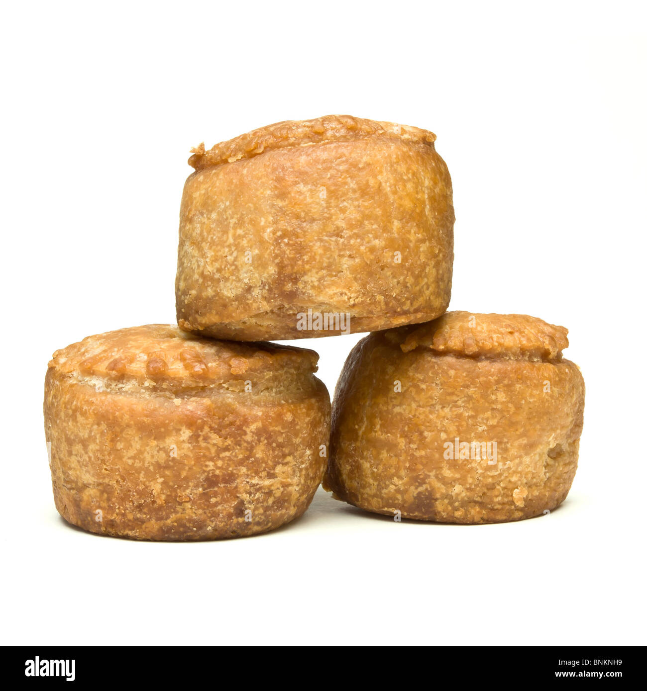 Pile de porc traditionnel Anglais de tartes perspective faible contre isolé sur fond blanc. Banque D'Images