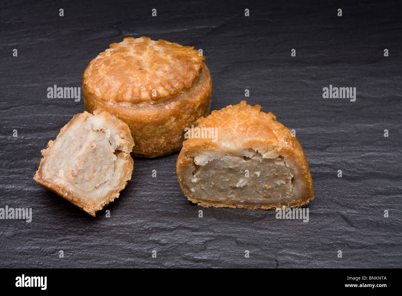 Pork pie anglais traditionnel de perspective basse dark slate contre l'arrière-plan. Banque D'Images