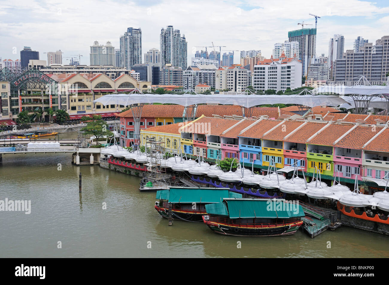 Bateaux de touristes sur la rivière de Singapour à Clarke Quay Banque D'Images