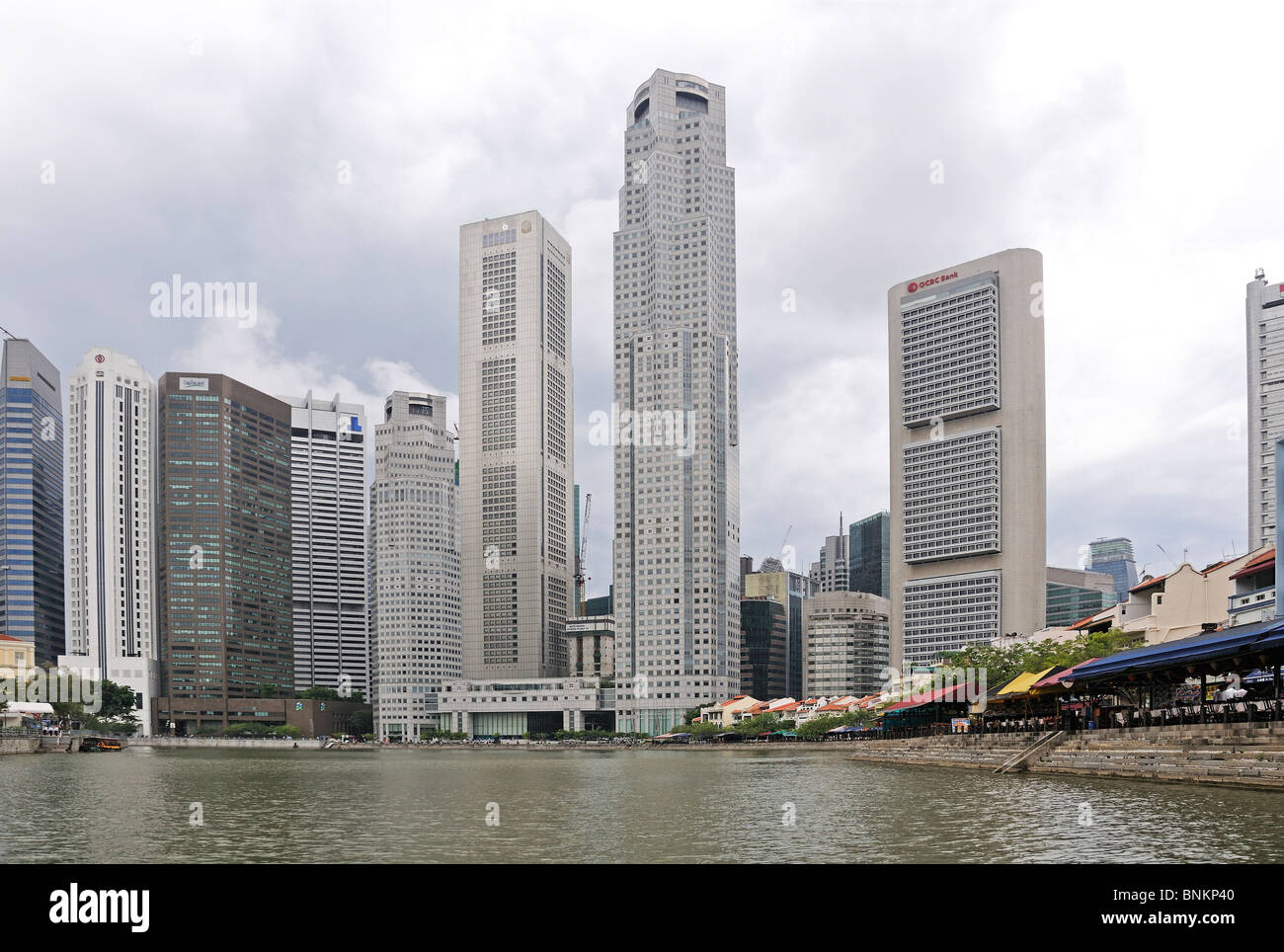 Skyline de Singapour avec de petites maisons traditionnelles avec de grands sky scrapers Banque D'Images