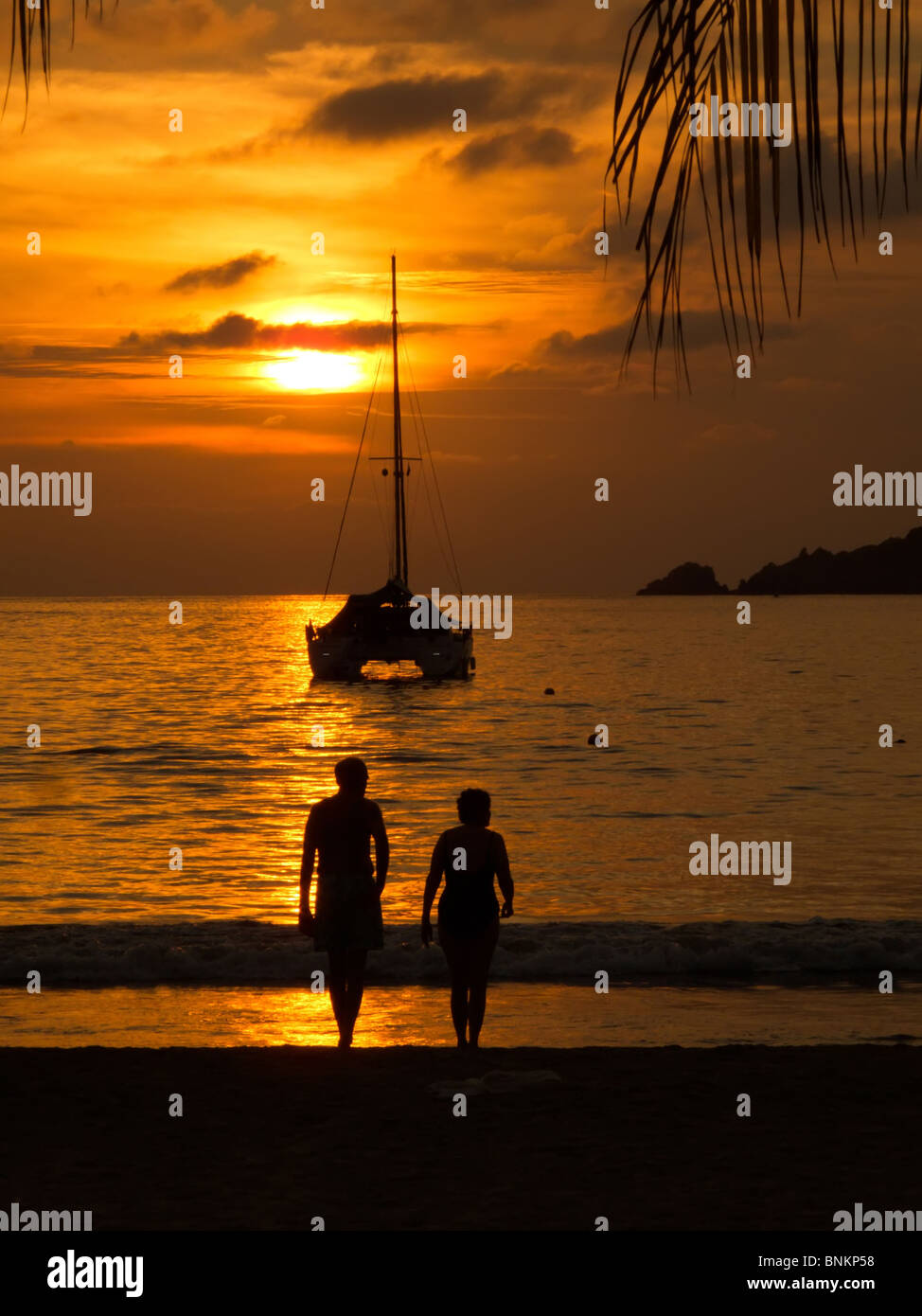 Coucher du soleil avec voilier et de couple qui se profile à Zihuatanejo, Mexique Banque D'Images