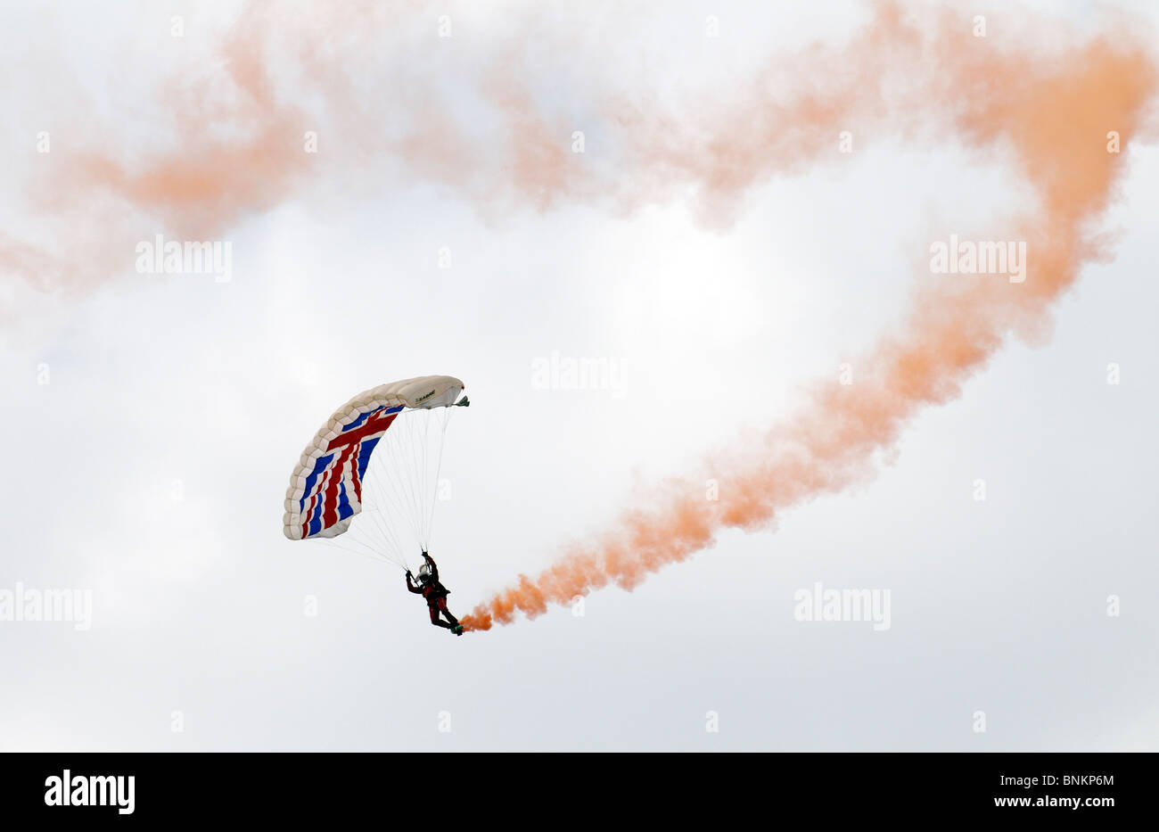 Union Jack flag piloté par un parachutiste Red Devils du Régiment de parachutistes de l'équipe de chute libre Banque D'Images