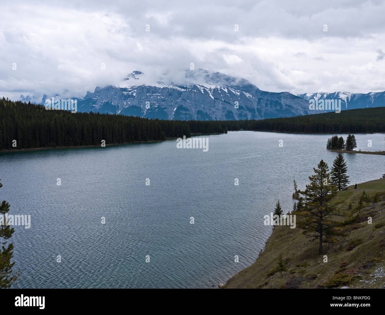 Le lac Two Jack sur le lac Minnewanka Road avec le Mont Rundle 2948m en arrière-plan. Pn Banff Canada Banque D'Images
