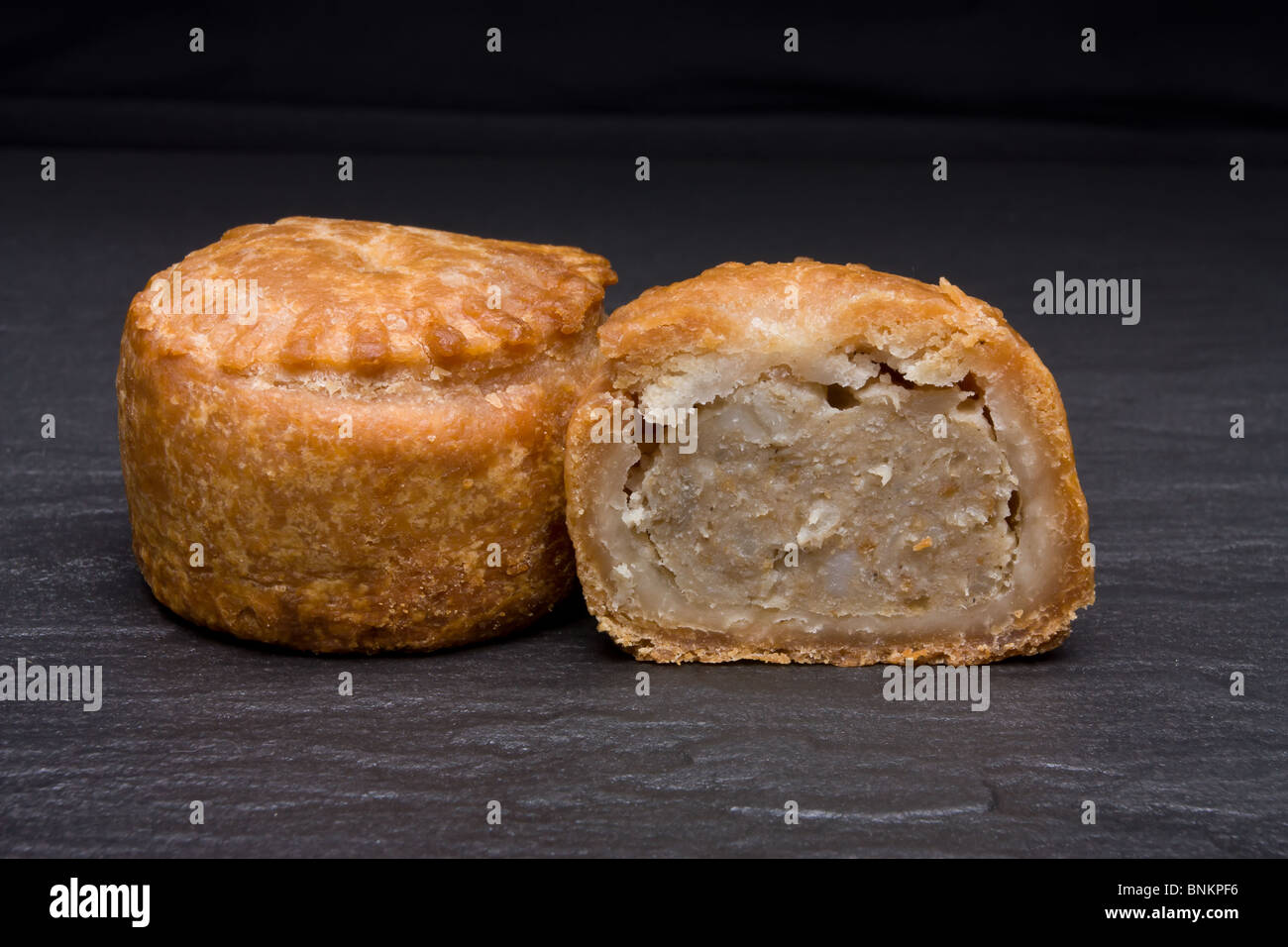 Pork pie anglais traditionnel de perspective basse dark slate contre l'arrière-plan. Banque D'Images