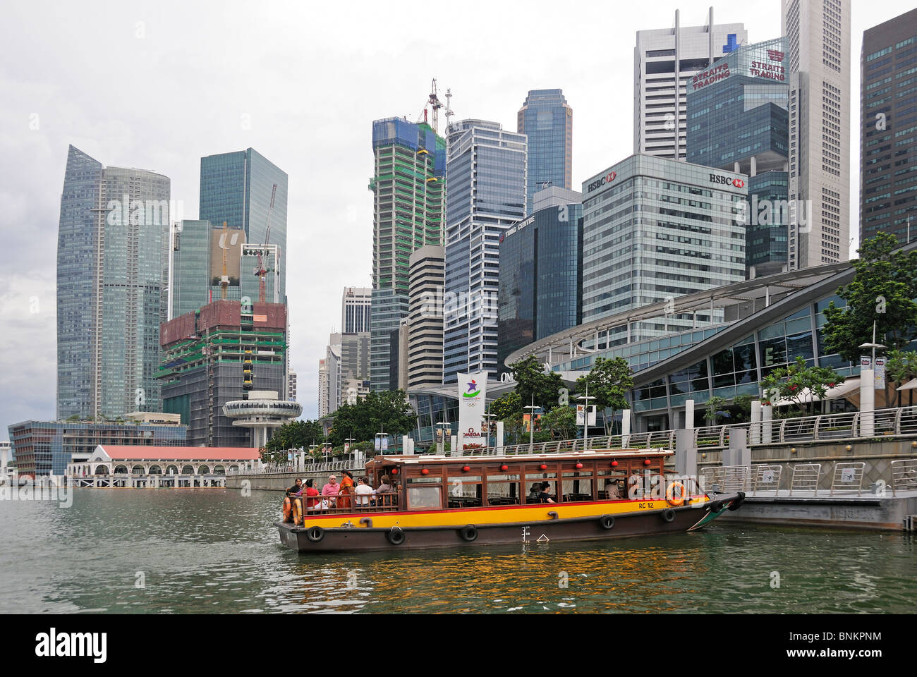 Bateau de tourisme sur la rivière Singapour regarder skyline de Singapour Banque D'Images