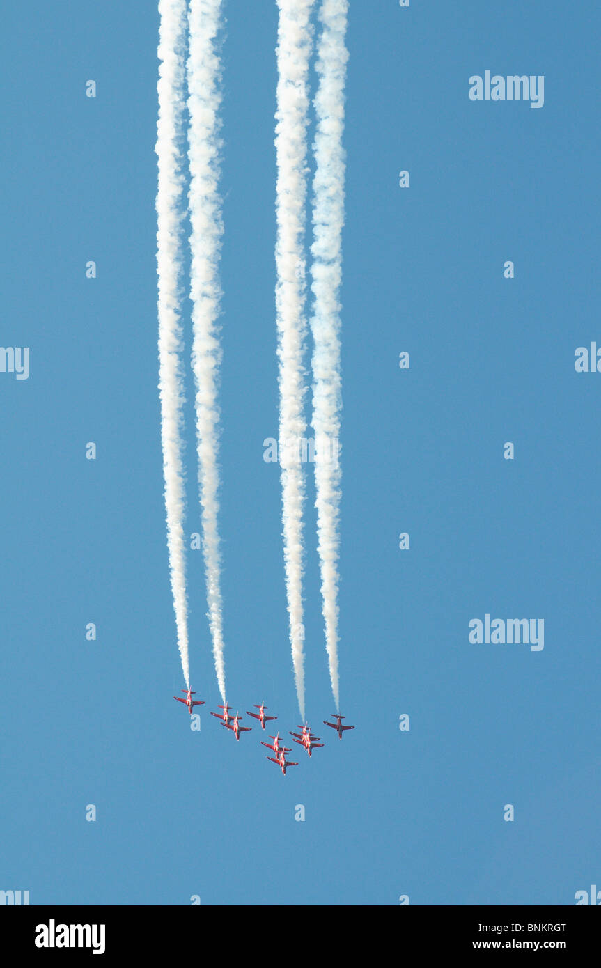 Les flèches rouges RAF aerobatic display team Hawk leur vol en formation avec piste blanche sur la fumée au-dessus de Farnborough UK Banque D'Images