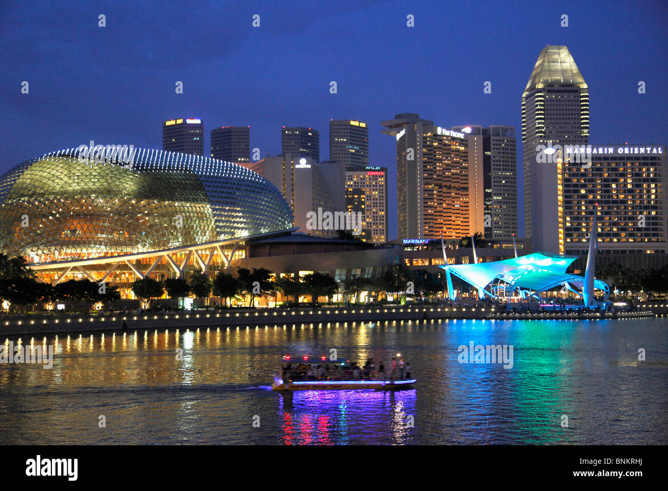 Singapour, Marina District skyline, Marina Bay, Esplanade Theatre, Banque D'Images