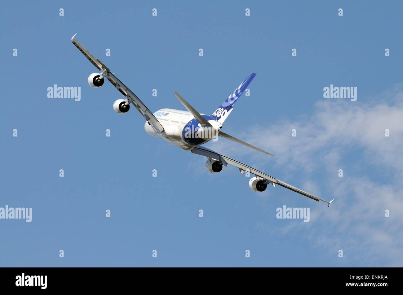 Un Airbus A380 à double étage moteur quatre avions de transport de passagers en vol Banque D'Images