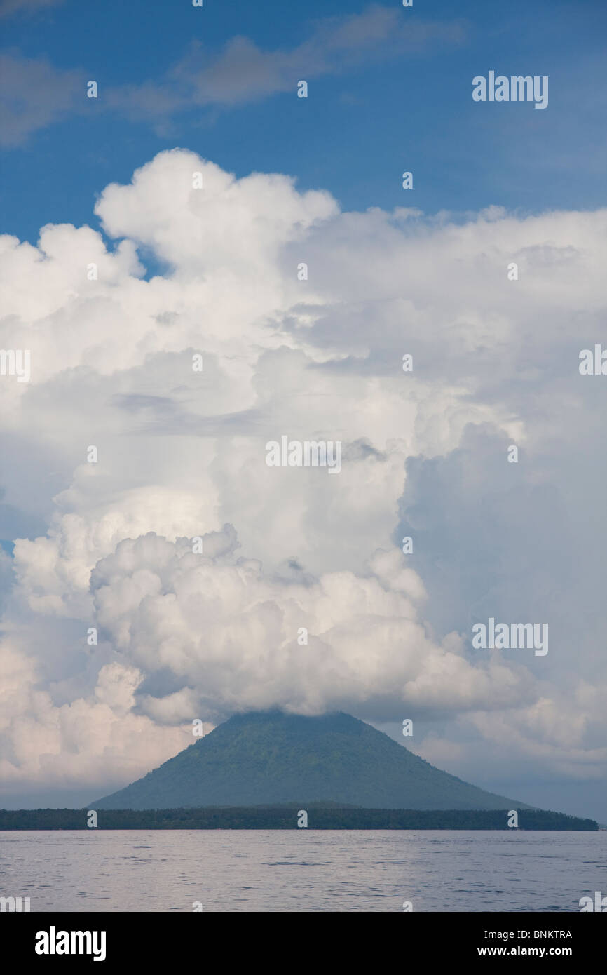 Pulau Manado Tua avec les nuages comme vu à partir d'un bateau de plongée au nord de Sulawesi, en Indonésie. Banque D'Images