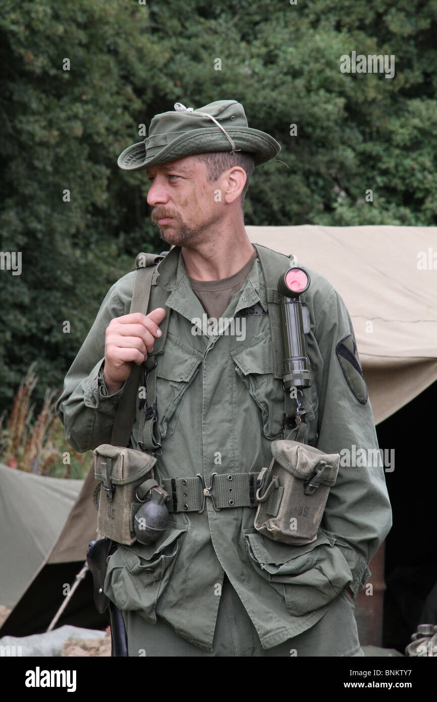 Une reconstitution de la conflit du Vietnam. Un soldat vêtu de l'uniforme  militaire complet, le fusil sur l'épaule Photo Stock - Alamy