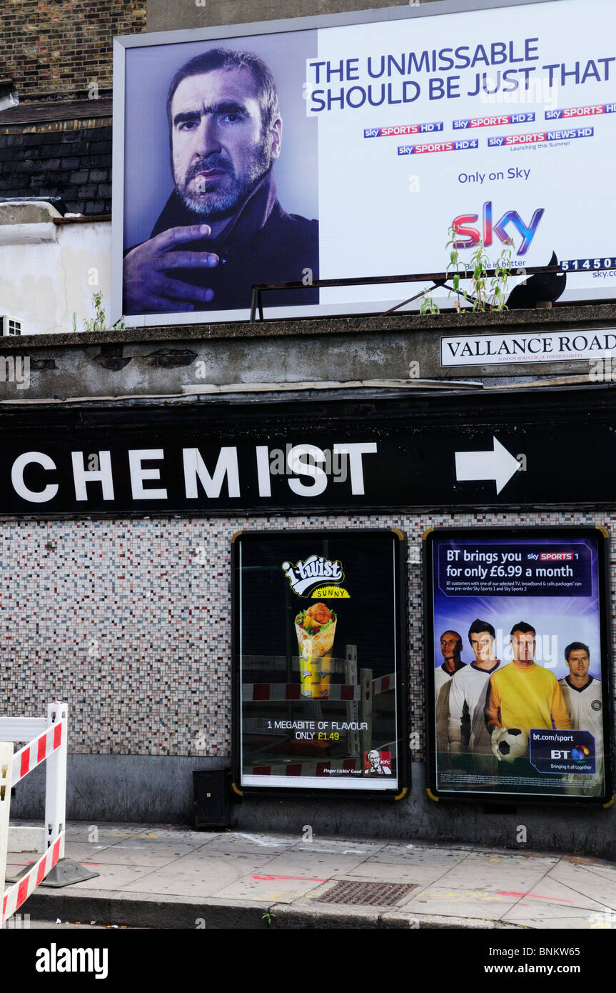 Sky Poster avec Eric Cantona et signes dans Vallance Road, Whitechapel, London, England, UK Banque D'Images