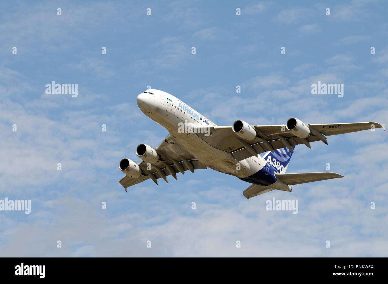 Un Airbus A380 à double étage moteur quatre avions de transport de passagers en vol Banque D'Images