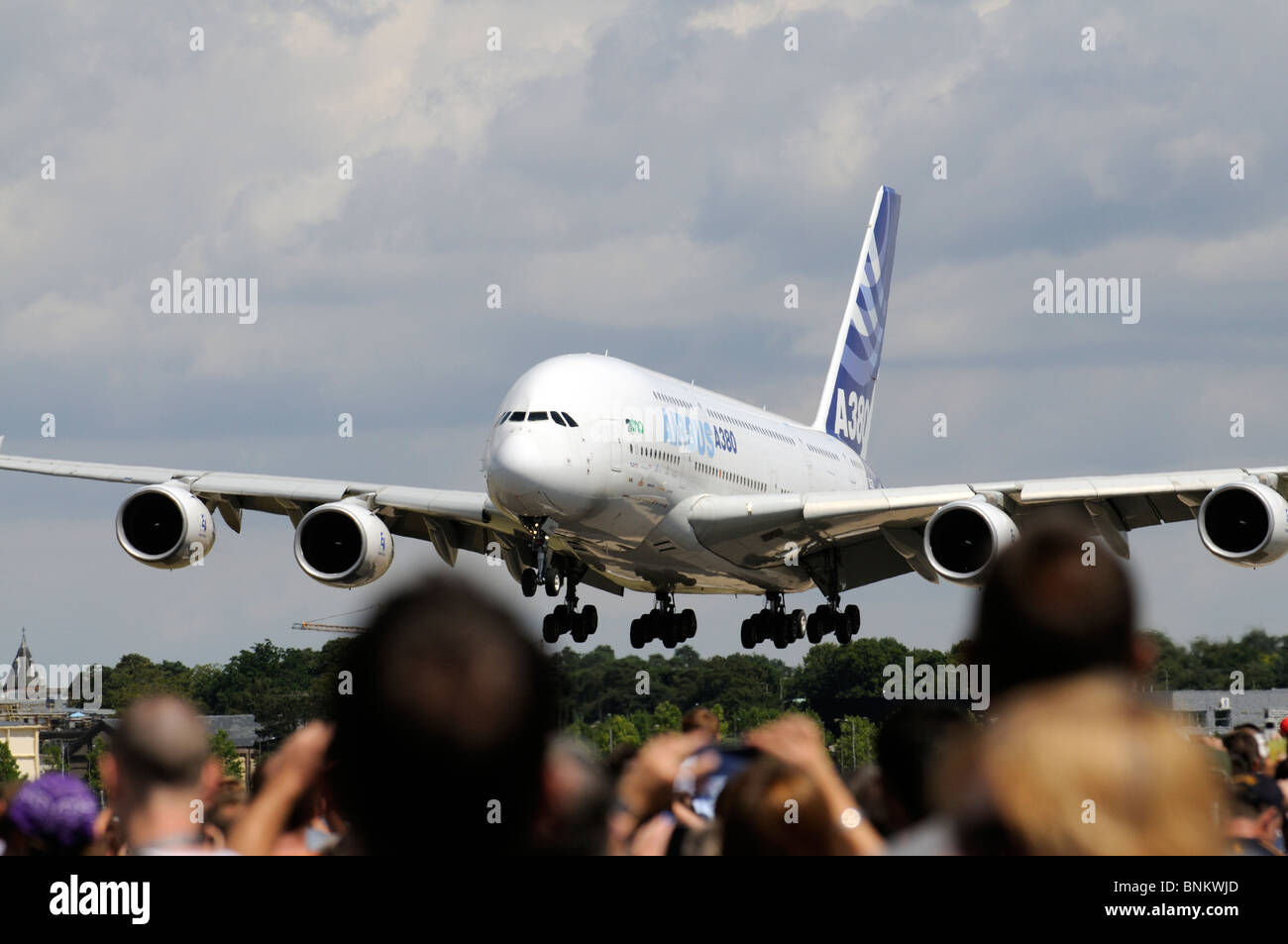 Un Airbus A380 à double étage moteur quatre avions de transport de passagers sur le point d'atterrir à Farnborough, dans le sud de l'Angleterre Royaume-uni afficher Banque D'Images