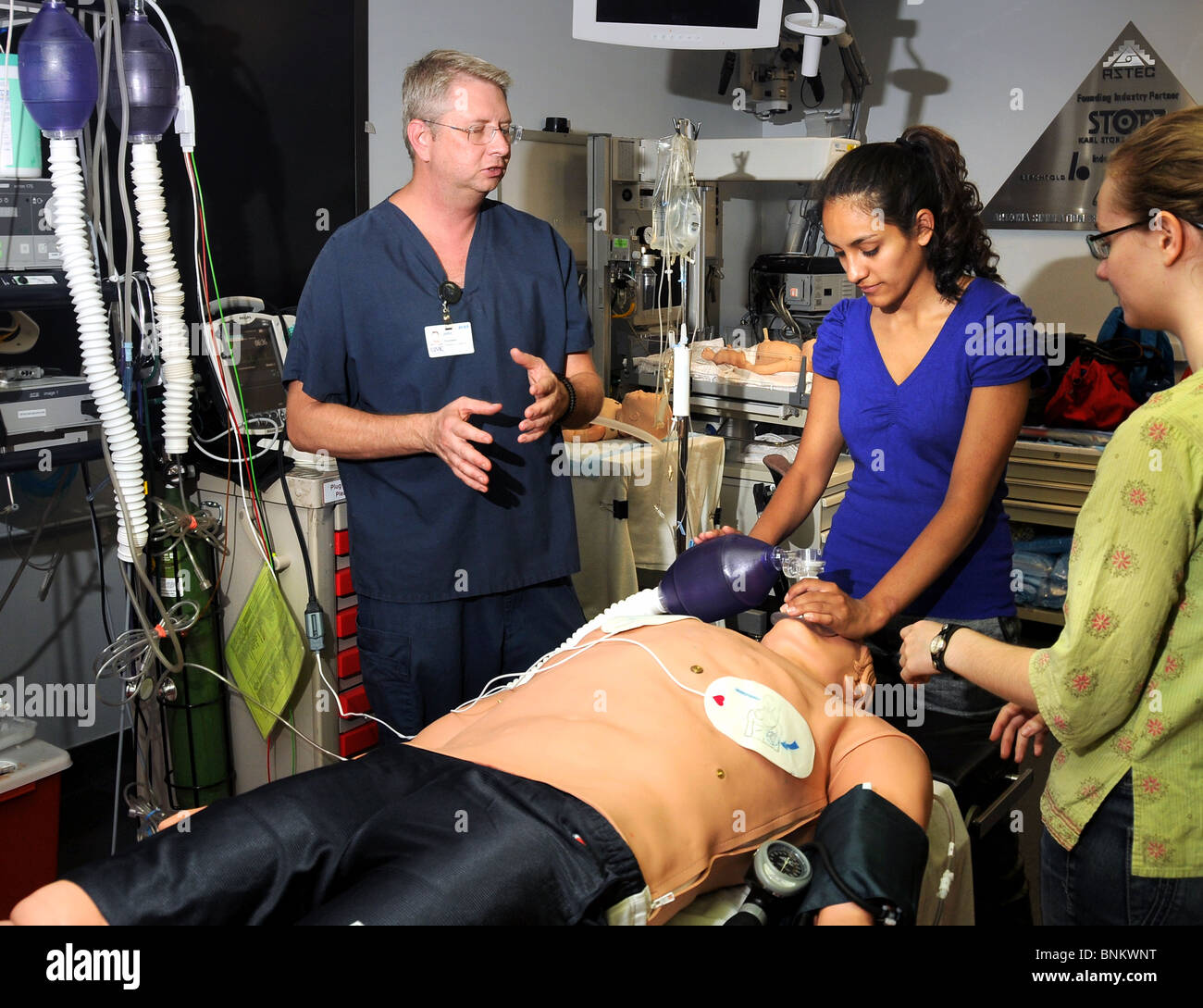 Un instructeur enseigne les procédures médicales pour un étudiant d'université med à l'aide d'un mannequin. Banque D'Images