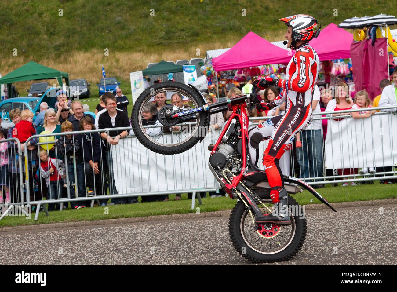 Steve Colley stunt moto Rider à Arbroath spectaculaire front de mer, Ecosse, Royaume-Uni Banque D'Images