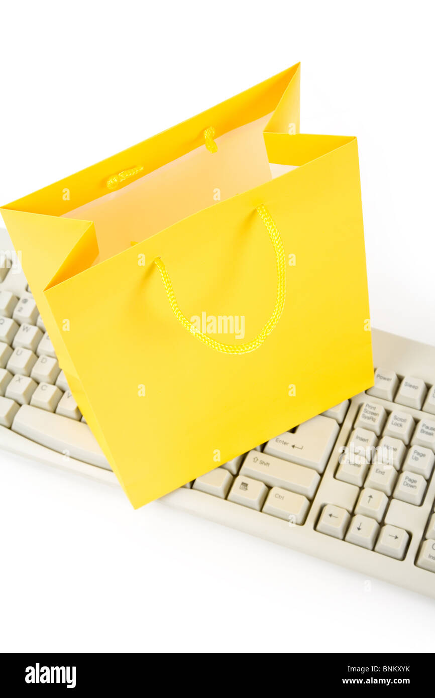 Sac jaune et clavier de l'ordinateur, le magasinage en ligne Banque D'Images