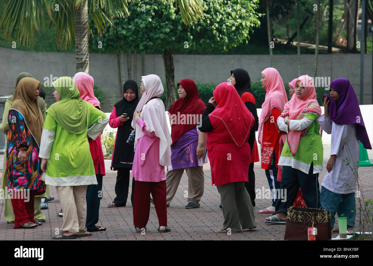 La Malaisie, Kuala Lumpur, les femmes en robe musulmane traditionnelle, Banque D'Images