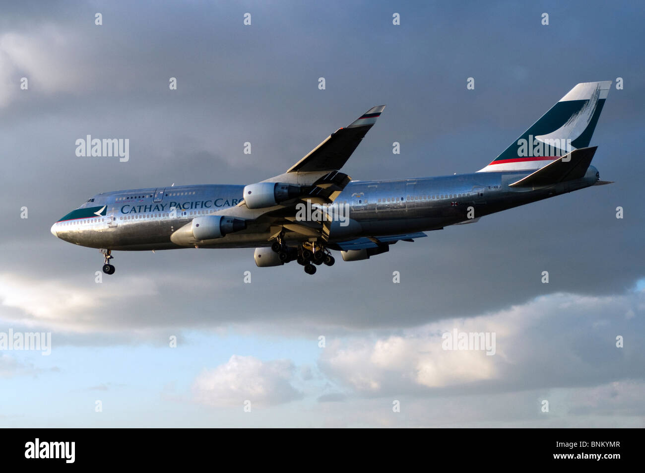 Boeing 747 exploité par Cathay Pacific Cargo en approche pour l'atterrissage à l'aéroport Heathrow de Londres, Royaume-Uni. Banque D'Images