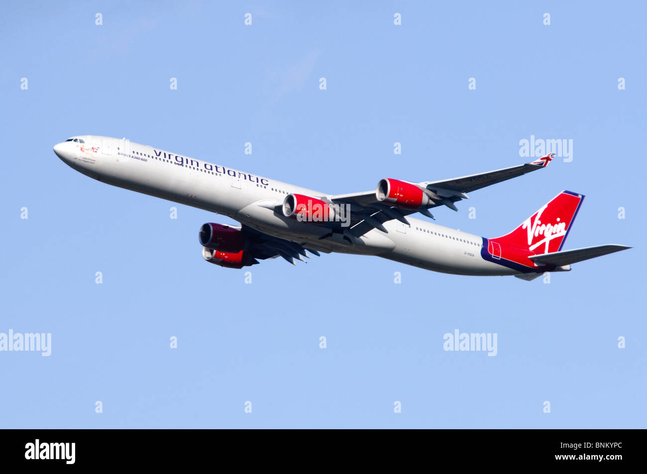 Airbus A340 exploité par Virgin Atlantic escalade après son décollage de l'aéroport Heathrow de Londres, Royaume-Uni. Banque D'Images