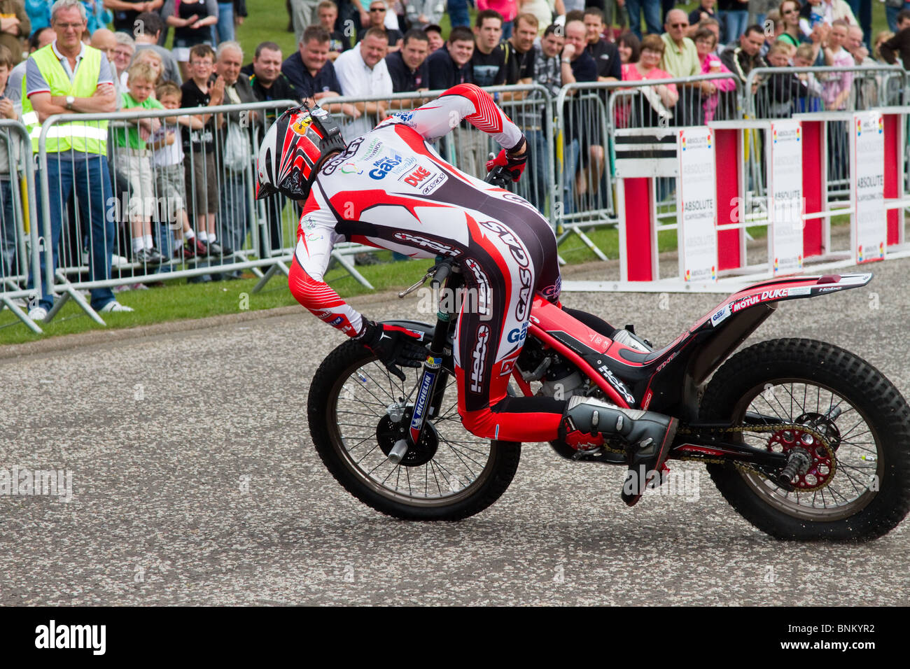 Steve Colley stunt moto Rider à Arbroath spectaculaire front de mer, Ecosse, Royaume-Uni Banque D'Images