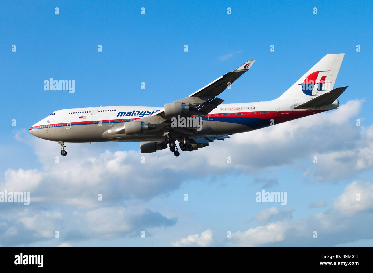 Boeing 747 exploité par Malaysia Airlines en approche pour l'atterrissage à l'aéroport Heathrow de Londres, Royaume-Uni. Banque D'Images