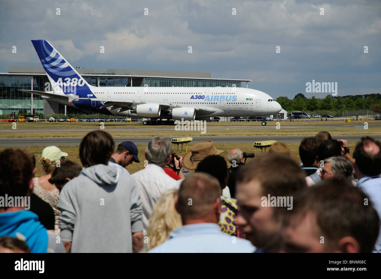 Un Airbus A380 à double étage moteur quatre avions de transport de passagers sur la piste et observé par des spectateurs à Farnborough, Angleterre u Banque D'Images