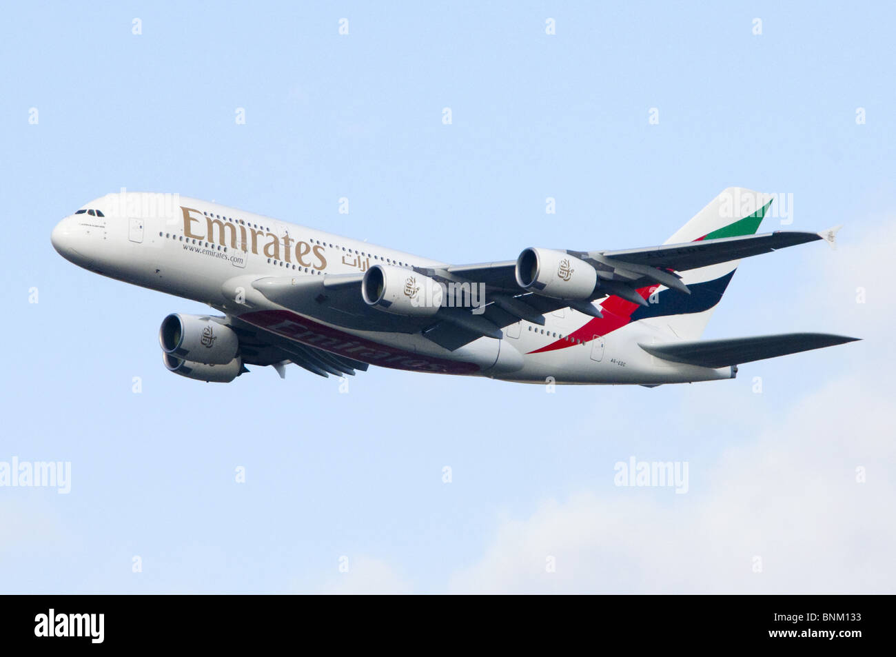 Airbus A380 exploité par unis escalade après son décollage de l'aéroport Heathrow de Londres, Royaume-Uni. Banque D'Images