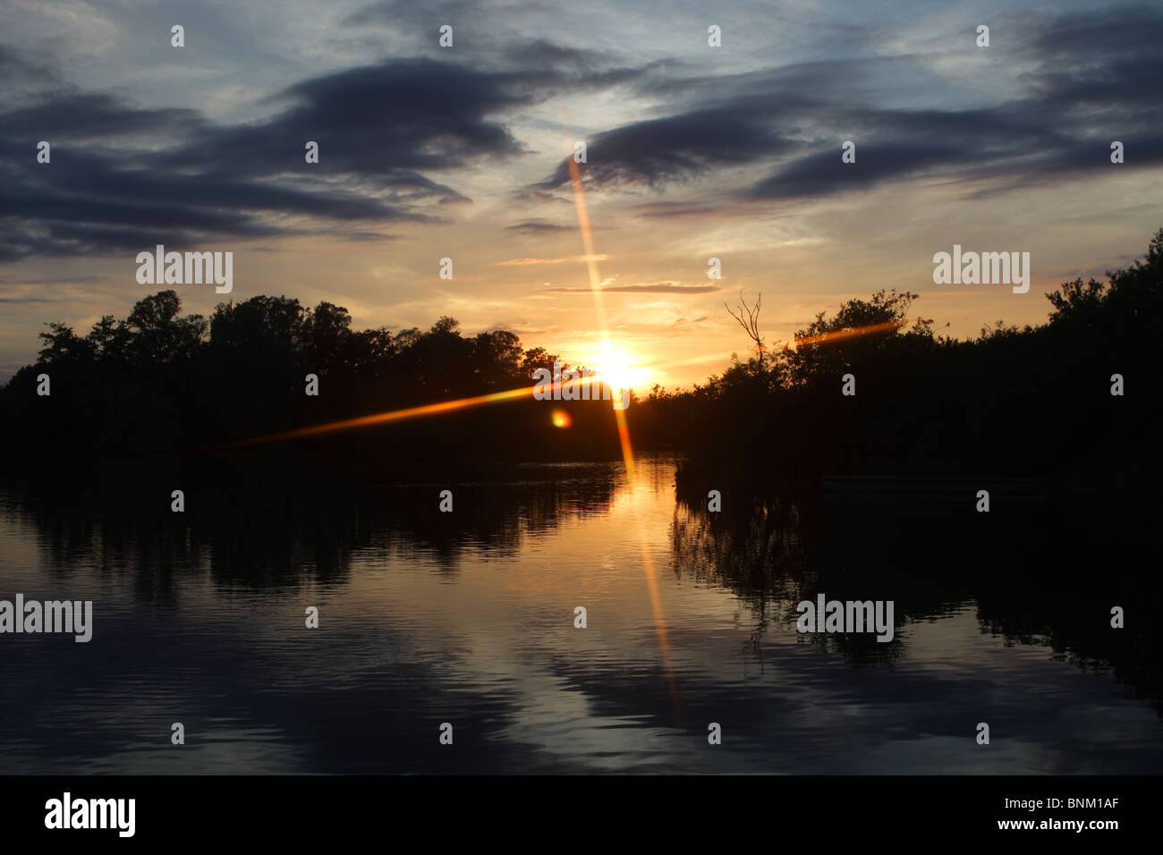 Coucher de soleil avec plus de starburst Ranworth, Norfolk Broads, Angleterre Banque D'Images