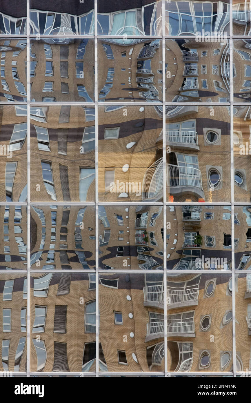 Panneaux de verre d'un immeuble à Canary Wharf, Londres, Angleterre fausse les réflexions d'un autre immeuble Banque D'Images