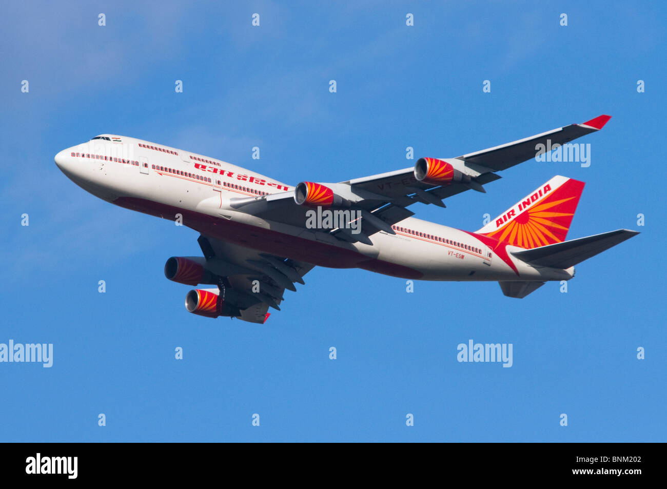 Boeing 747 d'Air India jumbo jet escalade de décoller à l'aéroport Heathrow de Londres, Royaume-Uni. Banque D'Images