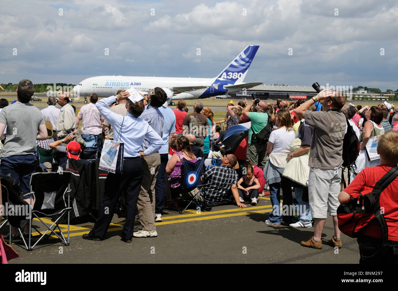 Un Airbus A380 à double étage moteur quatre avions de transport de passagers sur la piste et observé par des spectateurs à Farnborough, Angleterre Banque D'Images