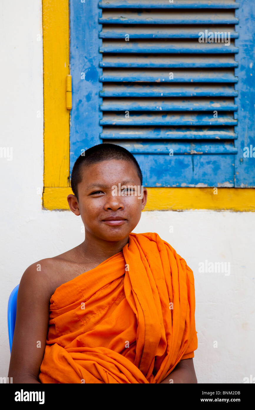 Portrait d'une jeune, souriant moine novice au Cambodge - Province de Kandal, Cambodge Banque D'Images