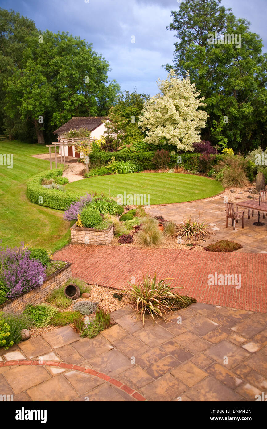 Donnant sur un patio et jardin après la pluie, Wiltshire, Angleterre Banque D'Images