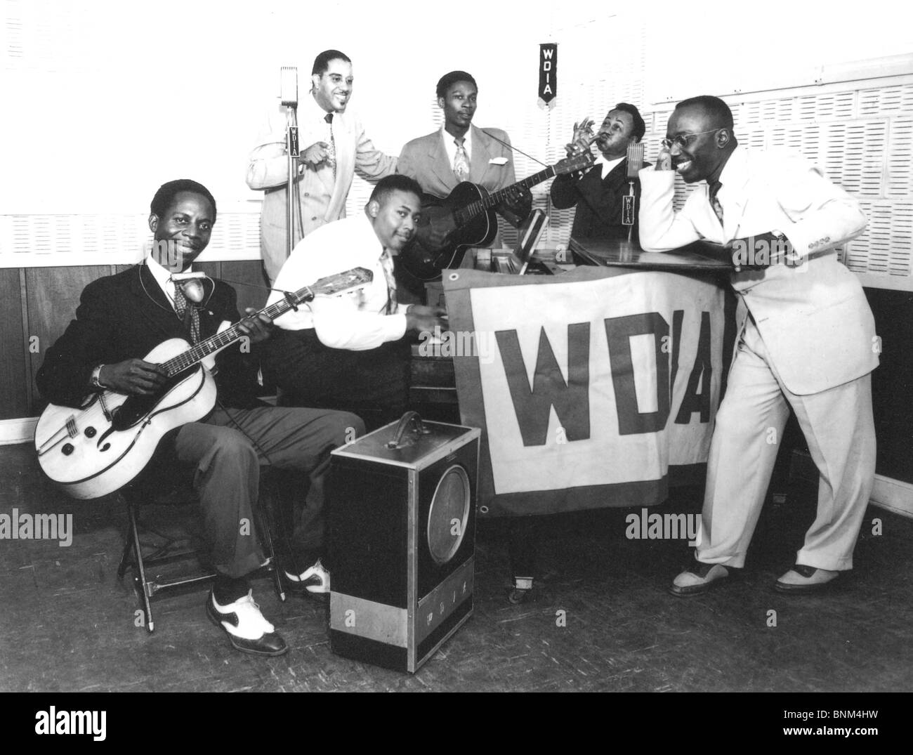 B.b. King (debout au centre) avec la station de radio WDIA firens à Memphis, à propos de 1954. Voir la description ci-dessous Banque D'Images
