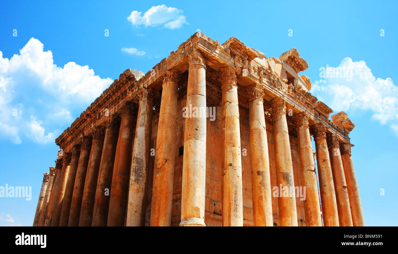 Temple de Jupiter les colonnes romaines plus de ciel bleu, de Baalbek, au Liban Banque D'Images