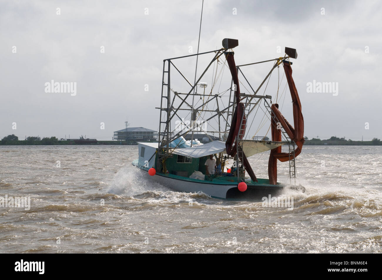 Le pêcheur local de retour de l'écrémage au cours de 2010 BP oil spill Banque D'Images